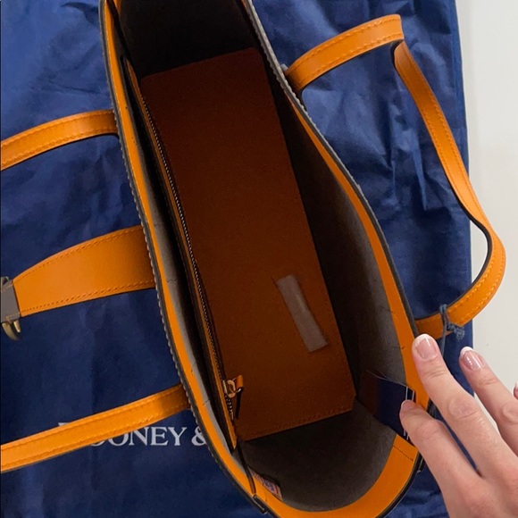 BNWT Dooney & Bourke Small Shannon Tote - Picture 5 of 7